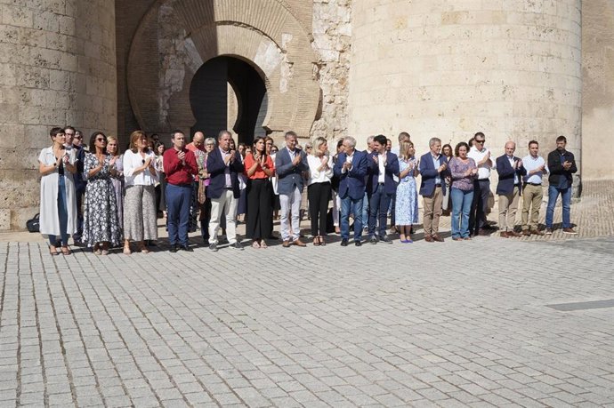 El acto ha tenido lugar a las puertas del Palacio de La Aljafería.
