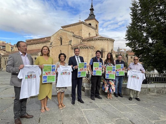 Foto de familia de la XI Carrera Popular y Marcha Solidaria Caja Rural a favor de la Asociación Española Contra el Cáncer en Segovia.