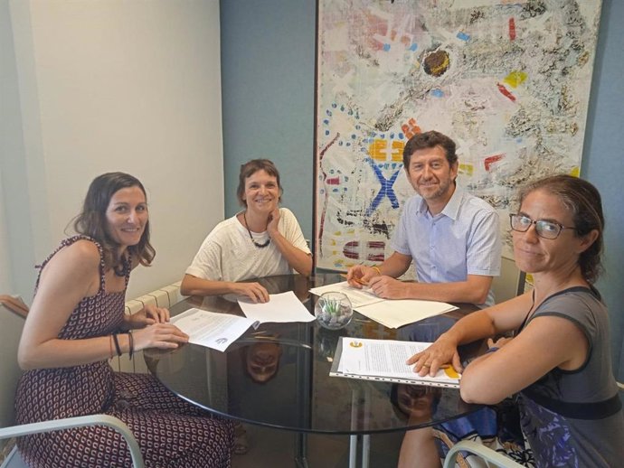 El regidor de Justicia Social, Feminismo y LGTBI+ del Ayuntamiento de Palma, Alberto Jarabo, y la directora general del área, Meritxell Esquirol, en una reunión con la Coordinadora de ONGD de Baleares.