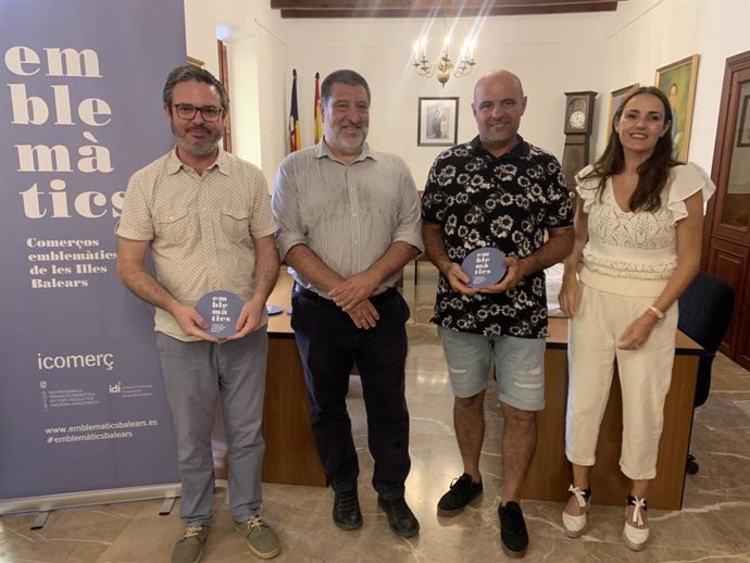 El Govern entrega los distintivos Emblemtics a cinco comercios de Algaida.