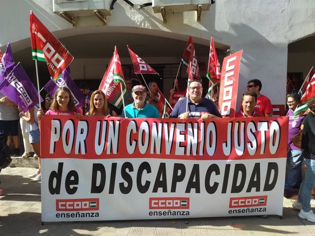 Los trabajadores del sector de atención a las personas con discapacidad se concentran en Sevilla para exigir un convenio "digno"