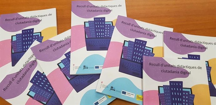 Varios ejemplares de la guía 'Recull d'unitats didctiques de ciutadania digital'.