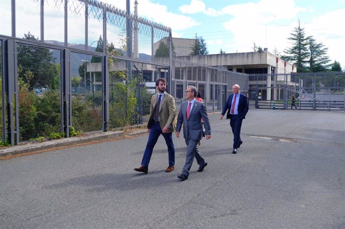 El vicepresidente de la Junta, Juan García-Gallardo, y el consejero de Industria, Comercio y Empleo, Mariano Veganzones, durante su visita a la central nuclear.