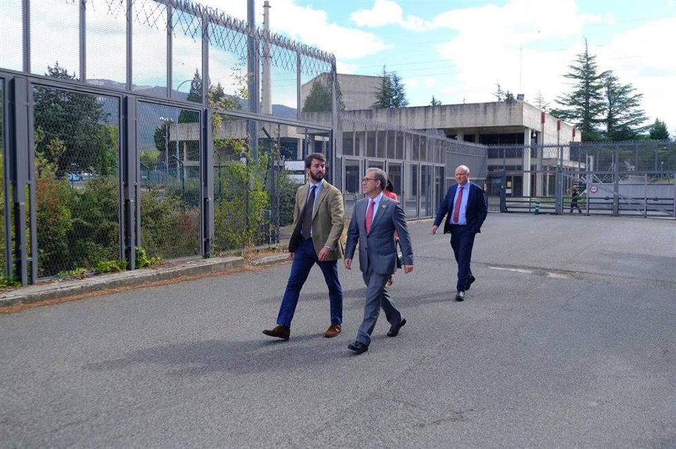 El vicepresidente de la Junta, Juan García-Gallardo, y el consejero de Industria, Comercio y Empleo, Mariano Veganzones, durante su visita a la central nuclear.