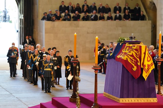 El ataúd de la reina Isabel II en Westminster Hall, donde permanecerá hasta el funeral del lunes. Jacob King/PA Wire/dpa