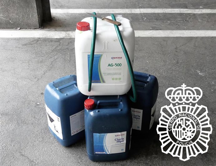 Garrafas intervenidas tras el robo de combustible en Salamanca.