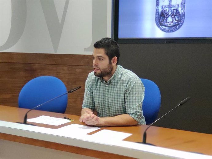 Archivo - El concejal de Somos, Rubén Rosón, en rueda de prensa.