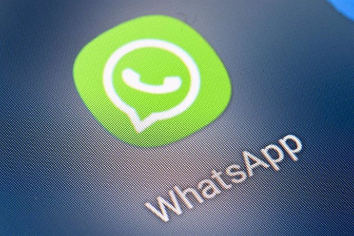 Archivo - FILED - 21 January 2022, Berlin: A general view of the icon of the messaging Whatsapp application on the screen of a smartphone. Photo: Fabian Sommer/dpa