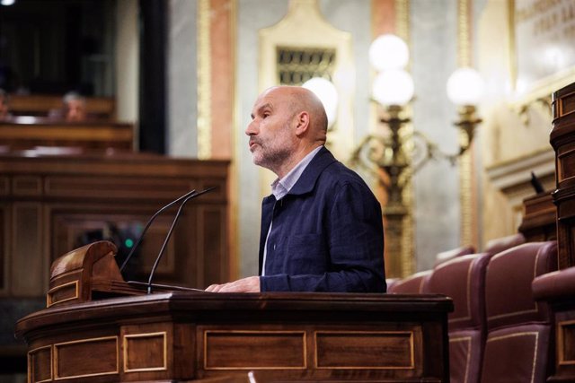 El diputado del BNG Néstor Rego Candamil, interviene durante una sesión plenaria en el Congreso de los Diputados, a 13 de septiembre de 2022, en Madrid (España).