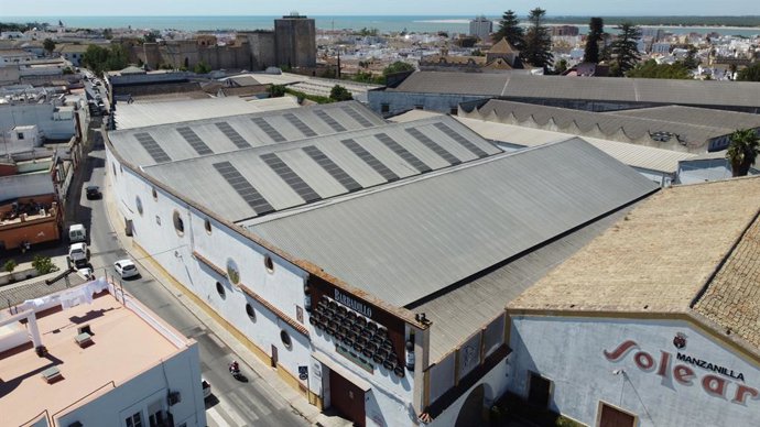 Instalación sobre la cubierta de una de las principales bodegas del Marco de Jerez de un total de 238 paneles de 545 kW