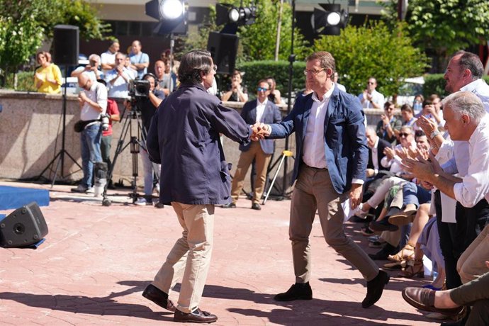 Archivo - El expresidente del Gobierno, José María Aznar (i), saluda al presidente del Partido Popular (PP), Alberto Núñez Feijóo (d), tras intervenir en el homenaje a Miguel Ángel Blanco, a 9 de julio de 2022, en Ermua, Vizcaya, País Vasco (España). El