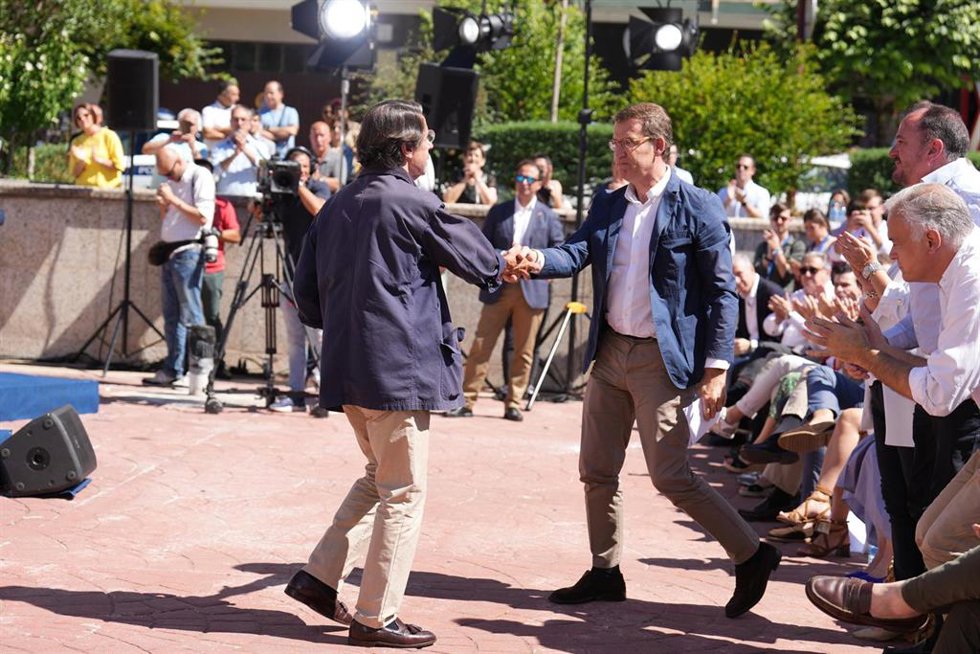 Archivo - El expresidente del Gobierno, José María Aznar (i), saluda al presidente del Partido Popular (PP), Alberto Núñez Feijóo (d), tras intervenir en el homenaje a Miguel Ángel Blanco, a 9 de julio de 2022, en Ermua, Vizcaya, País Vasco (España). El