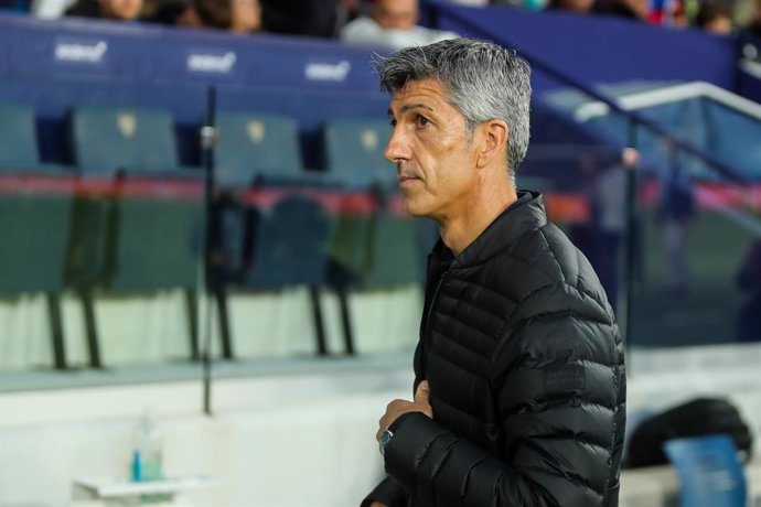 Archivo - Imanol Alguacil, head coach of Real Sociedad, looks on during the Santander League match between Levante UD and Real Sociedad at the Ciutat de Valencia Stadium on May 6, 2022, in Valencia, Spain.