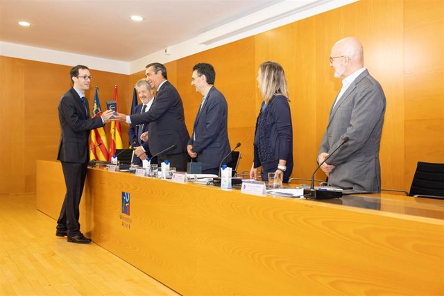 El estudiante de la Jaume I Jorge Alcañiz recoge el VI premio Acerinox