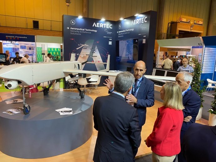 La Secretaria de Estado de Defensa, Amparo Valcarce, visita el estand de AERTEC en UNVEX, donde está expuesto el UAS TARSIS 75