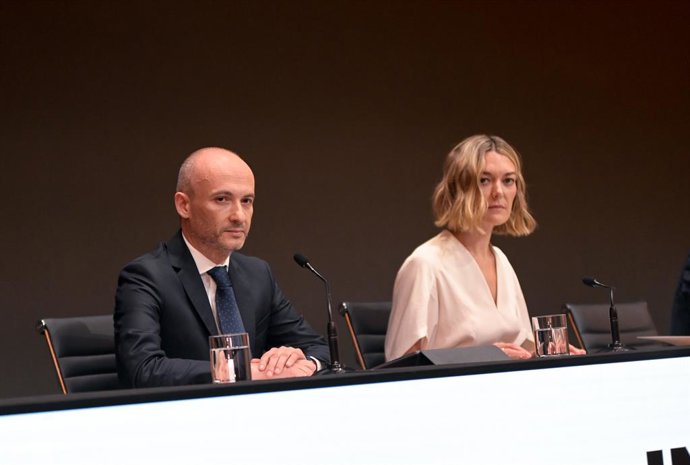 Archivo - El consejero delegado de Inditex, Óscar García Maceiras, y la presidenta de Inditex, Marta Ortega, durante la primera convocatoria de la Junta General de Accionistas de Inditex, en la sede corporativa de la compañía, a 12 de julio de 2022, en 