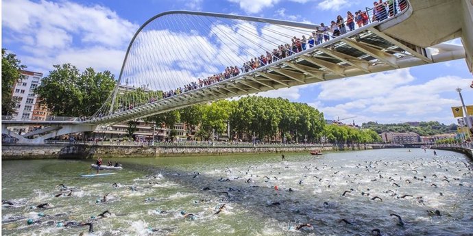 Espectadores presencian una prueba en la ría en Bilbao.