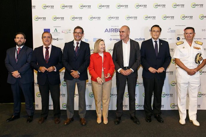 La inauguración ha estado presidida por la secretaria de Estado de Defensa, Amparo Valcarce, el consejero de Universidad, Investigación e Innovación de la Junta de Andalucía, José Carlos Gómez Villamandos, y el alcalde de Sevilla, Antonio Muñoz.