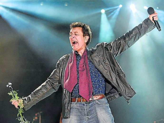 Archivo - Manolo García en una actuación en directo