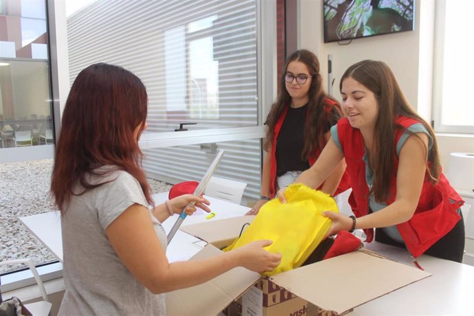 Voluntarias de Cruz Roja durante la entrega de material escolar.