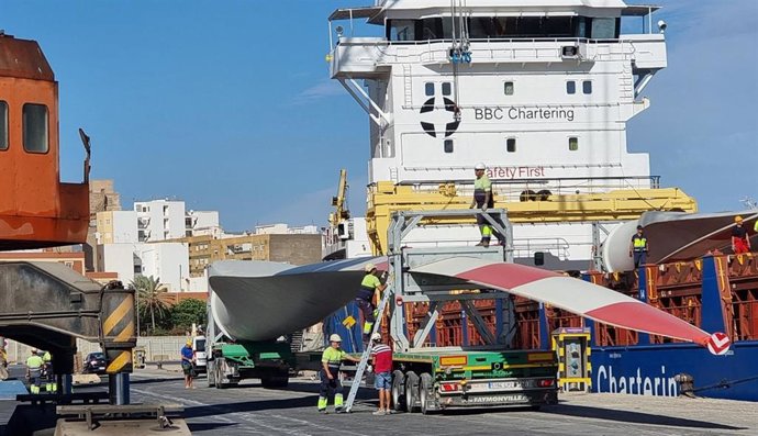 Embarque de palas de aerogeneradores en el Puerto de Almería.