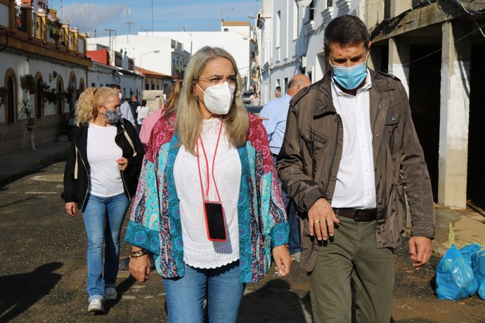 Archivo - El delegado del Gobierno en Andalucía, Pedro Fernández, en una visita a Cartaya tras la DANA.