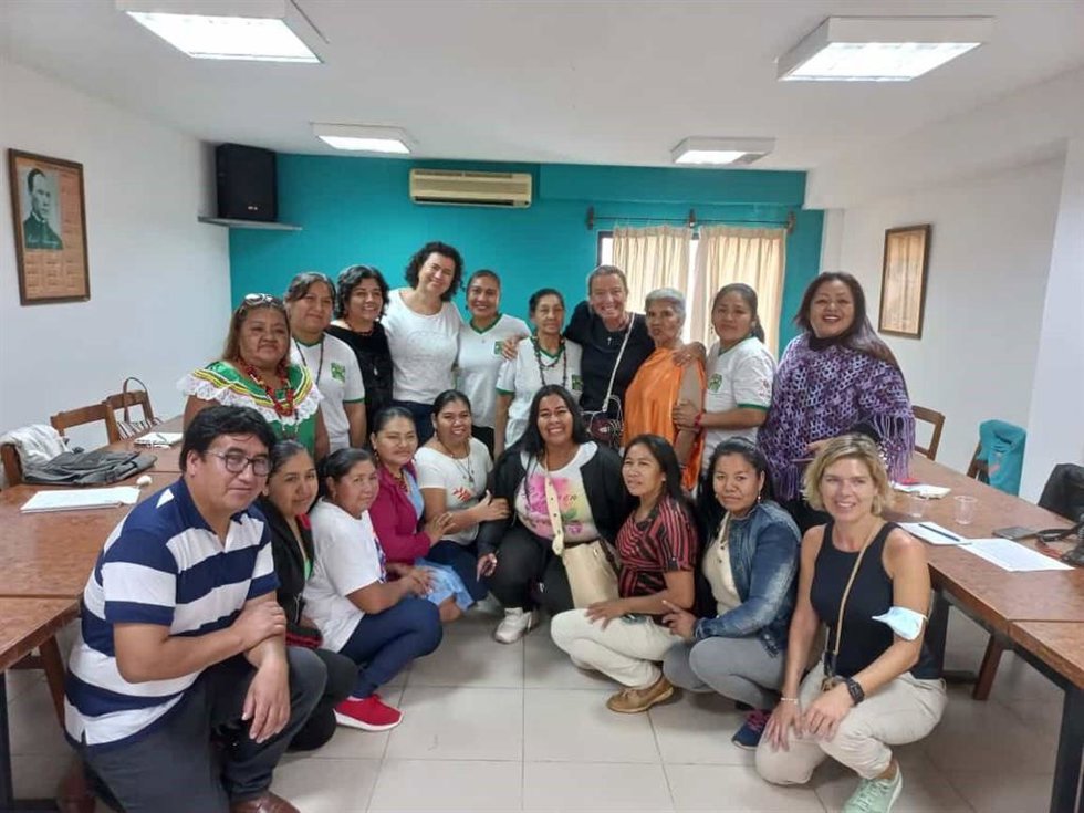 Isabel Albás mantiene un encuentro en Santa Cruz de la Sierra con las mujeres que desarrollan el proyecto.