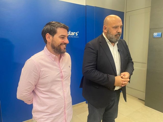 El secretario general del PP de Palma, Javi Bonet, y el presidente de la formación, Jaime Martínez.