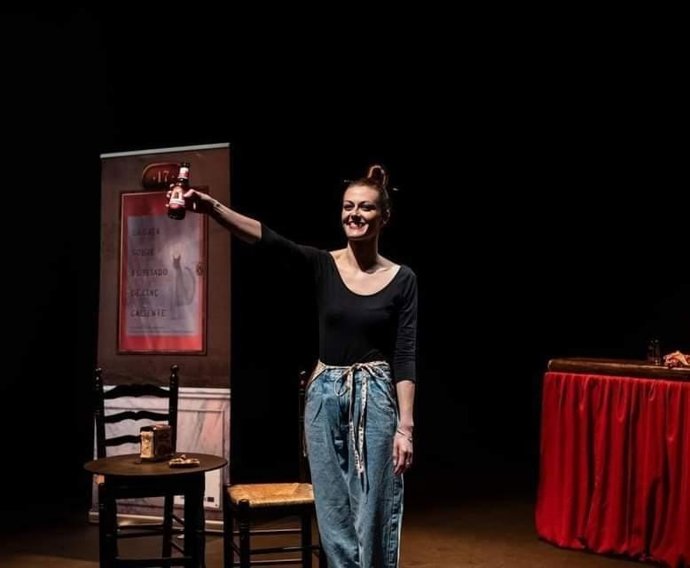 Beatriz Torres representando a Candela en 'Toma tu p*** caña'