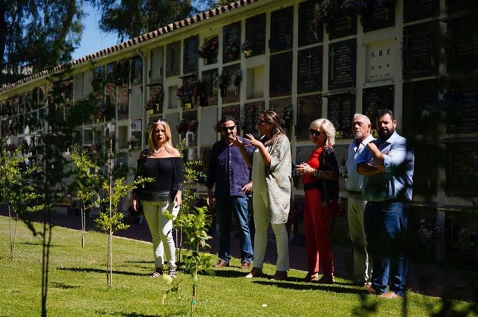 Archivo - Visita de los miembros del consejo de administración de Cecosam a los cementerios municipales.