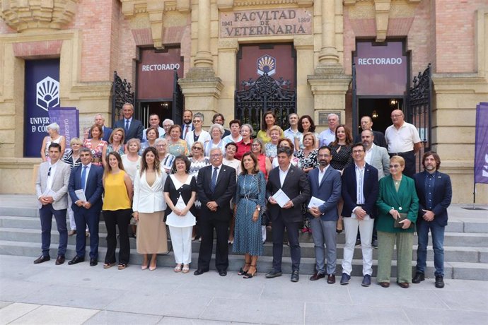 Foto de familia de los asistentes y autoridades presentes en el acto.