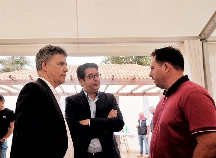 Archivo - El presidente del Cabildo de Tenerife, Pedro Martín (c), en un encuentro con las cofradías de pescadores