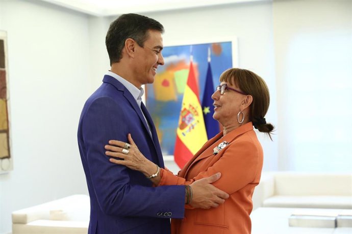 El presidente del Gobierno, Pedro Sánchez con la secretaria general de la Conferencia de Naciones Unidas sobre Comercio y Desarrollo (UNCTAD), Rebeca Grynspan, en La Moncloa.