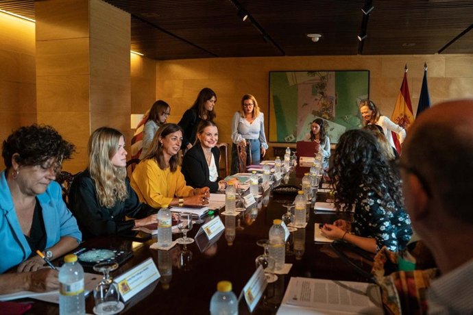 La presidenta del PP balear, Marga Prohens, en una reunión con la ministra de Igualdad, Irene Montero.