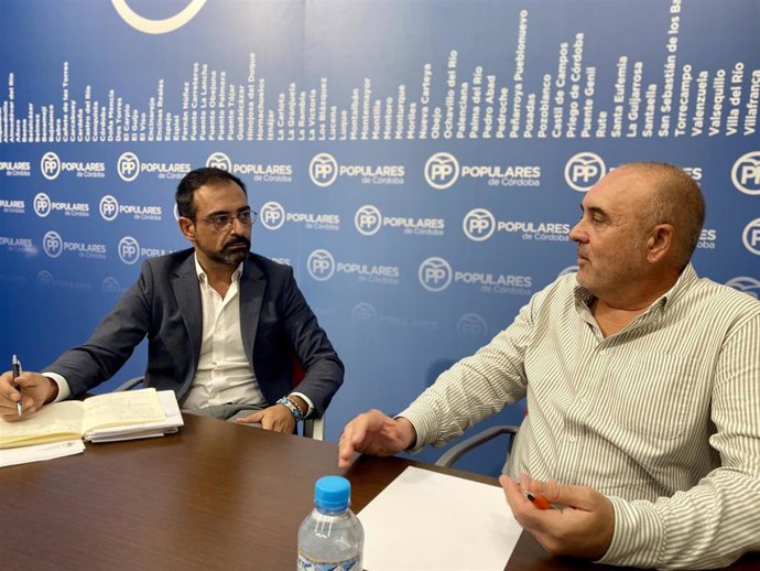 El portavoz del PP en la Diputación de Córdoba, Félix Romero, junto al presidente de la Federación Provincial del Comercio de Córdoba, Rafael Bados.