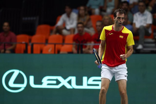 El tenista español Albert Ramos celebra un punto durante su partido ante el serbio Laslo Djere en las Finales de la Copa Davis 2022