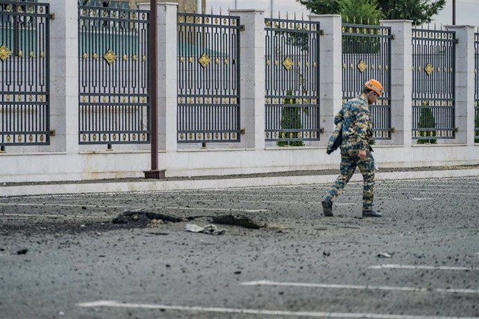 Archivo - Un hombre camina por una calle de Nagorno Karabaj durante la guerra.