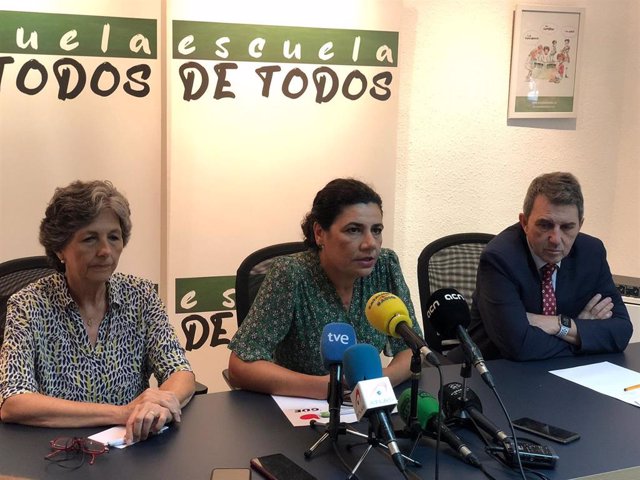 La presidenta de SCC, Elda Mata; la de la Asamblea por una Escuela Bilingüe (AEB), Ana Losada; y el de la asociación Impulso Ciudadano, José Domingo, en rueda de prensa este miércoles.
