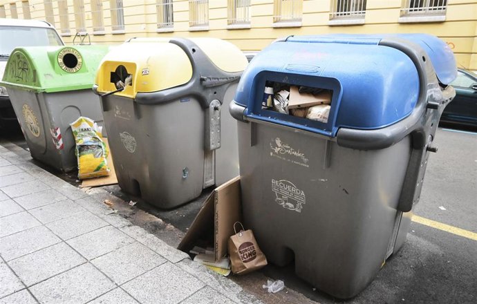 Archivo - Varios contenedores con basura en Santander 