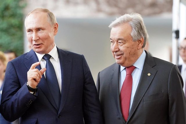 Archivo -  El presidente de Rusia, Vladimir Putin, junto con el secretario general de Naciones Unidas, António Guterres