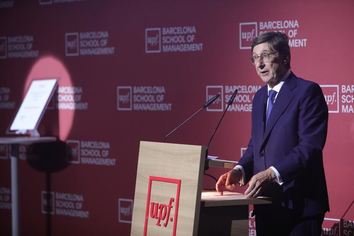 El president de CaixaBank, José Ignacio Goirigolzarri, ha rebut aquest dimecres el Premi Empresari de l'Any 2021 per la UPF-BSM.