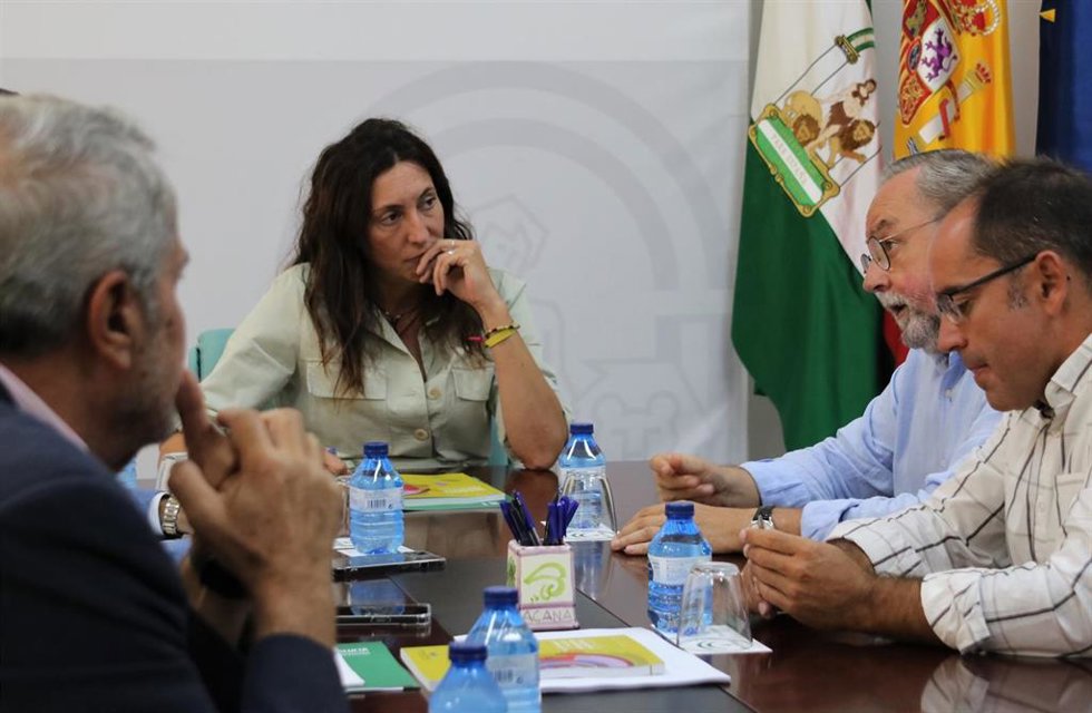 Loles López con la directiva de Cáritas