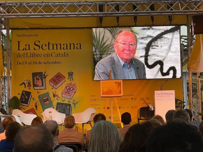 Acte d'entrega del Premi Trajectria a l'escriptor Joan Francesc Mira durant La Setmana del Llibre en el Moll de la Fusta de Barcelona