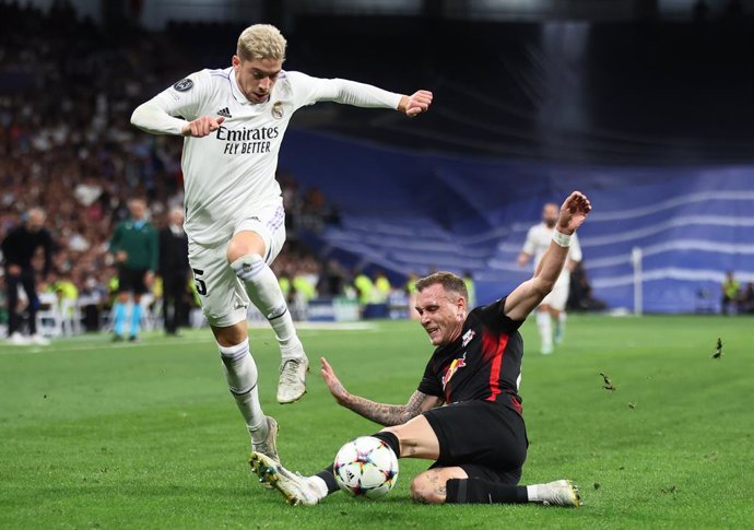 14 September 2022, Spain, Madrid: Leipzig's David Raum (R) and Madrid's Federico Valverde fight for the ball during the UEFAChampions League Group F soccer match between Real Madrid CF and RB Leipzig at the Santiago Bernabeu stadium. Photo: Jan Woitas/