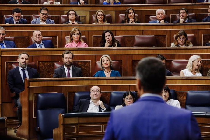 El presidente de Vox, Santiago Abascal, escucha al presidente del Gobierno, Pedro Sánchez, este miércoles en el Congreso de los Diputados