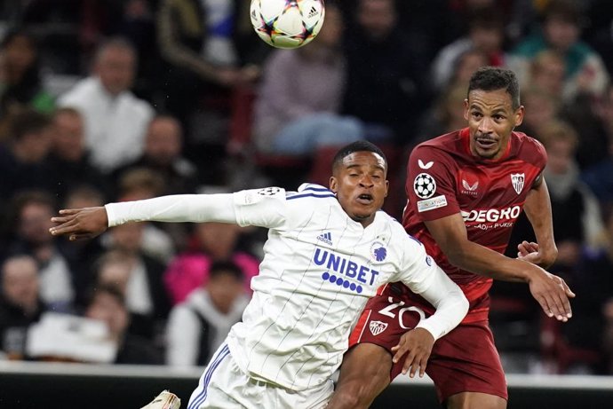 Fernando despeja un balón en el Copenhague-Sevilla de la Liga de Campeones 2022-2023