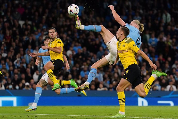 14 September 2022, United Kingdom, London: Manchester City's Erling Haaland scores his side's second goal during the UEFA Champions League Group E soccer match between Chelsea and RB Salzburg at Stamford Bridge. Photo: Eva Manhart/APA/dpa