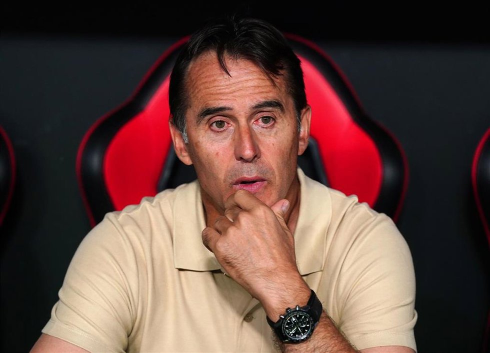 Julen Lopetegui, pensativo en el banquillo durante un partido del Sevilla