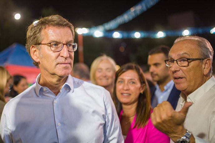 El líder del PP, Alberto Núñez Feijóo (i), acude al acto de inicio del curso político del PP, en L'Hospitalet de Llobregat, a 8 de septiembre de 2022, en L'Hospitalet de Llobregat, Barcelona, Catalunya (España). 