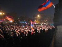 Miles de personas se congregan frente al Parlamento de Armenia para pedir la dimisión del primer ministro